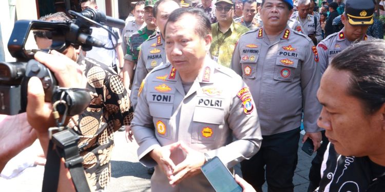 Dari Pintu ke Pintu Kapolda Jatim Kunjungi Warga Melalui Jum’at Curhat dan Jum’at Berkah