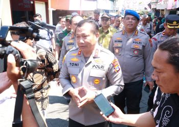 Dari Pintu ke Pintu Kapolda Jatim Kunjungi Warga Melalui Jum’at Curhat dan Jum’at Berkah