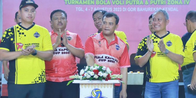 Kapolda Jateng Irjen Pol Ahmad Luthfi Hadiri Upacara Pembukaan Bola Volley Kapolri Cup Zona IV di GOR Bahurekso Kendal