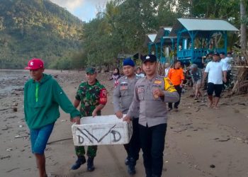 *Puluhan Tukik Terdampar di Pantai Cengkrong, Bhabinkamtibmas dan Warga Kembalikan ke Laut*