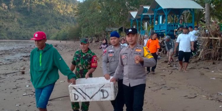 *Puluhan Tukik Terdampar di Pantai Cengkrong, Bhabinkamtibmas dan Warga Kembalikan ke Laut*