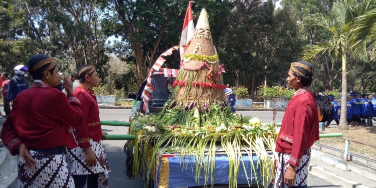 Perhutani Bersama Jasa Tirta II Saradan Gelar Tasyakuran dan Larung Sesaji Bogo Mulyo di Waduk Bening Saradan