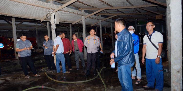 Kapolres Blitar Kota Pimpin Personel Datangi TKP Kebakaran Di Gudang Eggtray