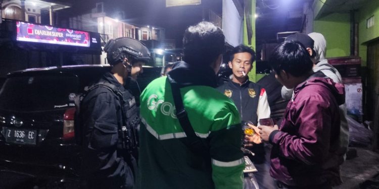 SAT BRIMOB POLDA JABAR BERIKAN PESAN KAMTIBMAS KEPADA PENGEMUDI OJEK ONLINE*