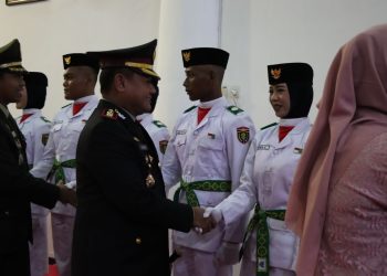 Kapolres Ngawi Bersama Forkopimda Sebrangi Waduk Kibarkan Merah Putih