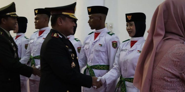 Kapolres Ngawi Bersama Forkopimda Sebrangi Waduk Kibarkan Merah Putih