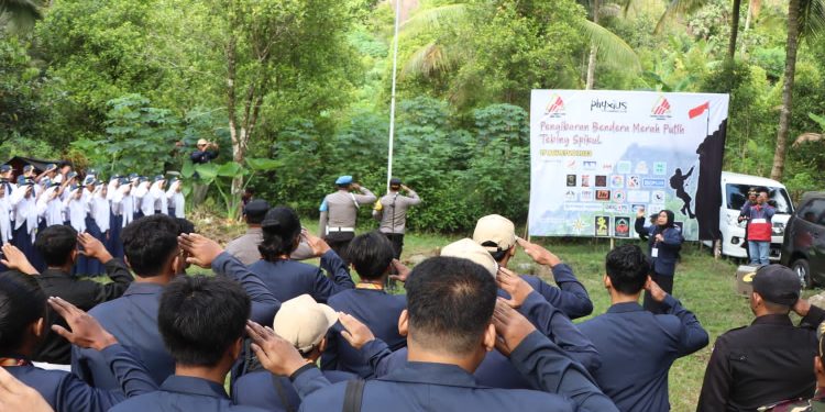 *Kapolres Trenggalek Pimpin Apel Pembentangan Bendera Merah Putih Raksasa Di Gunung Sepikul*