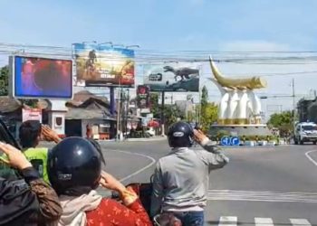 Satlantas Polres Ngawi Hentikan Sejenak Semua Pengendara dari Berbagi Jurusan, Ini Alasannya.