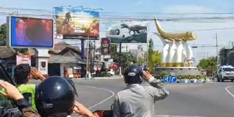 Satlantas Polres Ngawi Hentikan Sejenak Semua Pengendara dari Berbagi Jurusan, Ini Alasannya.