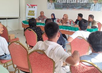 Polres Ngawi Adakan “Jumat Curhat” di Pasar*