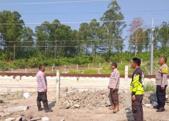 HINDARI KECELAKAAN, POLDA JABAR HIMBAU ANAK – ANAK JANGAN BERMAIN LAYANG – LAYANG DI SEKITAR PROYEK KERETA CEPAT