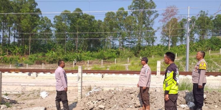 HINDARI KECELAKAAN, POLDA JABAR HIMBAU ANAK – ANAK JANGAN BERMAIN LAYANG – LAYANG DI SEKITAR PROYEK KERETA CEPAT
