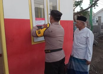 Inovasi Polres Kediri Kota Pasang Stiker Indentitas Polisi RW di Rumah Ketua RW