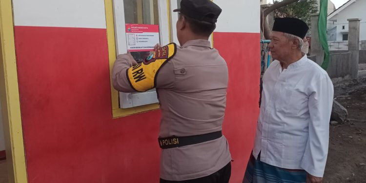 Inovasi Polres Kediri Kota Pasang Stiker Indentitas Polisi RW di Rumah Ketua RW