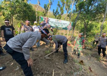Polres Kediri Kota Melaksanakan Penanaman Pohon Serentak di 8 Pols
