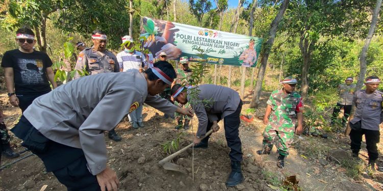 Polres Kediri Kota Melaksanakan Penanaman Pohon Serentak di 8 Pols