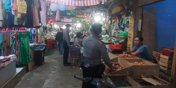 Kabid Humas Polda Jabar : Polisi Pantau Harga dan Ketersediaan Bahan Pokok di Komplek Pasar Subuh*
