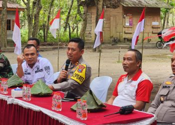 Polres Blitar Kota Ajak Warga Jaga Kamtibmas dan Kelestarian Lingkungan dalam Jum at Curhat.