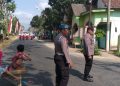 Anggota Polsek Udanawu Amankan Lomba Gerak Jalan Tingkat SD/MI Se-Kecamatan Udanawu.