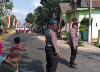 Anggota Polsek Udanawu Amankan Lomba Gerak Jalan Tingkat SD/MI Se-Kecamatan Udanawu.