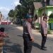Anggota Polsek Udanawu Amankan Lomba Gerak Jalan Tingkat SD/MI Se-Kecamatan Udanawu.