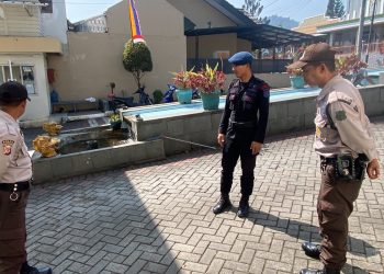 PATROLI SAT BRIMOB POLDA JABAR SAMBANGI PERUMAHAN WARGA SAMPAIKAN PESAN KAMTIBMAS KEPADA SATPAM*
