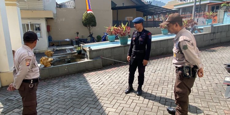 PATROLI SAT BRIMOB POLDA JABAR SAMBANGI PERUMAHAN WARGA SAMPAIKAN PESAN KAMTIBMAS KEPADA SATPAM*