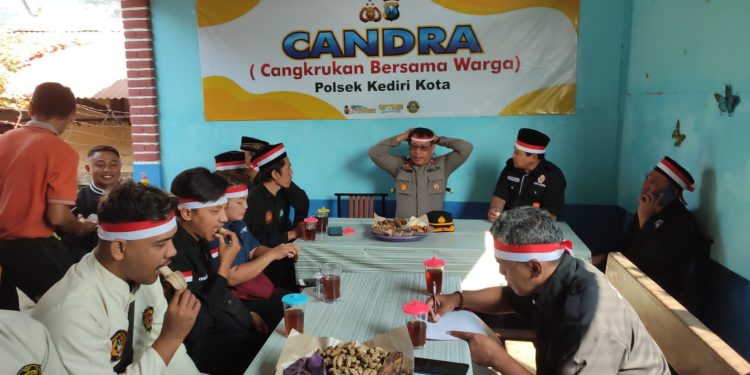 Jaga Kamtibmas Polres Kediri Kota Cangrukan Dengan Perguruan S