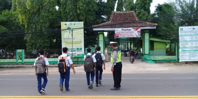 Demi Keamanan, Anggota Polsek Mantingan Tingkatkan Pengaturan Lalu Lintas di Jalan