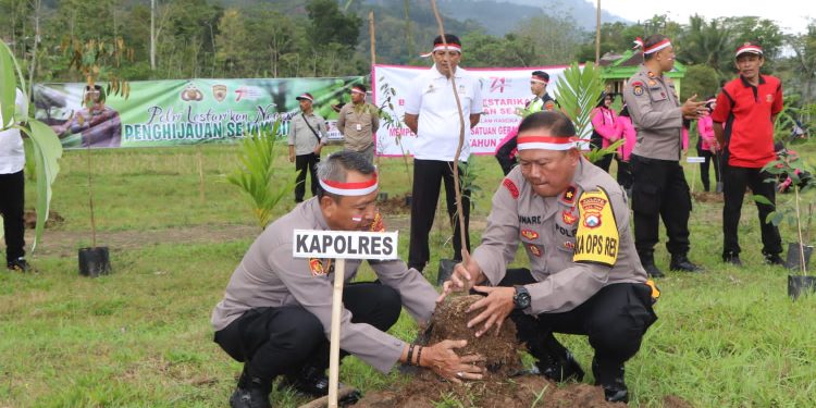 *Peduli Kelestarian Alam, Polres Trenggalek Gelorakan Gerakan Penghijauan Sejak Dini*
