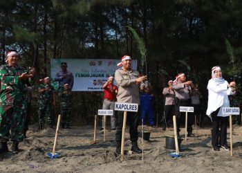 Polres Batang Tanam 1.000 Pohon dalam Rangka HUT ke-78 Republik Indonesia