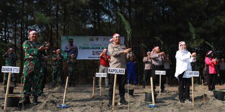 Polres Batang Tanam 1.000 Pohon dalam Rangka HUT ke-78 Republik Indonesia