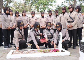 Sambut Hari Jadi Polwan Ke-75, Polwan Polres Blitar Kota Gelar Tabur Bunga di Makam Pahlawan.