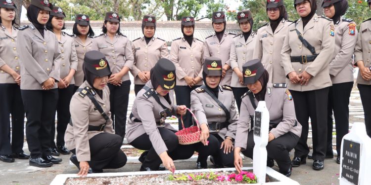 Sambut Hari Jadi Polwan Ke-75, Polwan Polres Blitar Kota Gelar Tabur Bunga di Makam Pahlawan.