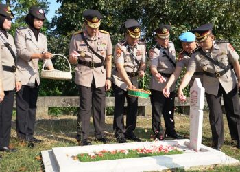 JELANG HUT KE-75, POLWAN POLDA JABAR ZIARAH KE TAMAN MAKAN PAHLAWAN*