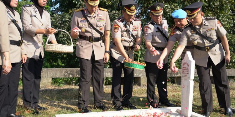 JELANG HUT KE-75, POLWAN POLDA JABAR ZIARAH KE TAMAN MAKAN PAHLAWAN*