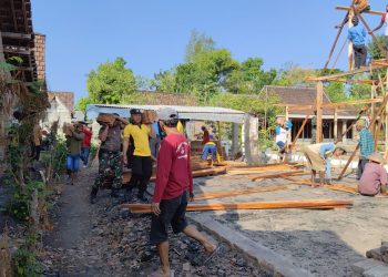 Sinergitas TNI Polri Ngawi, Bantu Bangun Rumah Warga Pasca Kebakaran