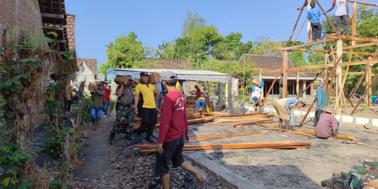 Sinergitas TNI Polri Ngawi, Bantu Bangun Rumah Warga Pasca Kebakaran