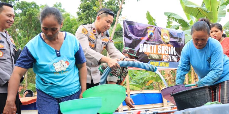 Alumni Akpol 2009/2010 Dharma Ksatria Polda Jateng Kirim Tangki Air Bersih ke Daerah Kekeringan di Grob