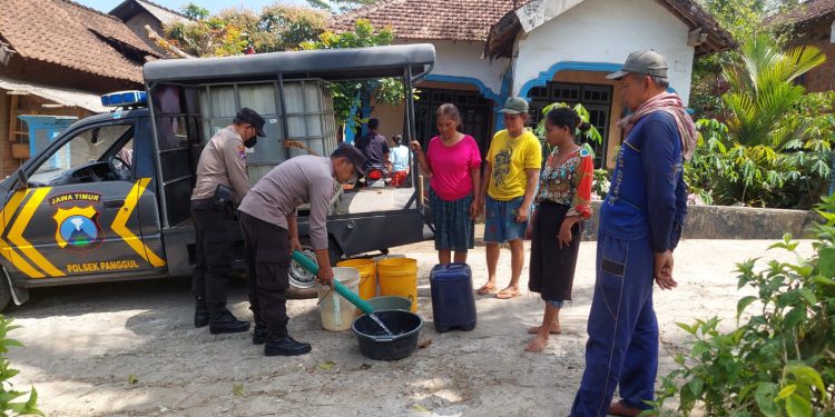 Polisi Rutin Laksanakan Patroli Sambang Tirta Warga Trenggalek Sumringah