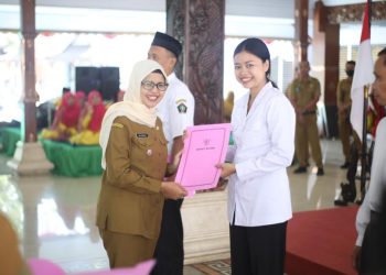 Bupati Blitar Kembali Gelar Penyerahan SK Pengangkatan PPPK Guru di pendopo Ronggo Hadinegoro.