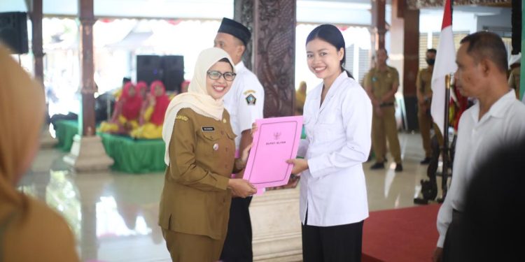 Bupati Blitar Kembali Gelar Penyerahan SK Pengangkatan PPPK Guru di pendopo Ronggo Hadinegoro.