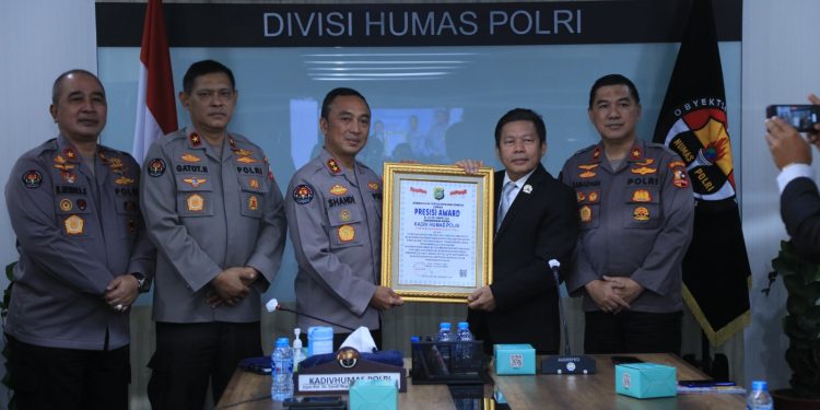 Divhumas Polri Raih Presisi Award Atas Prestasi Strategi Komunikasi Publik