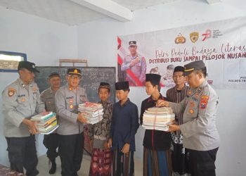 *Tingkatkan Budaya Literasi, Polisi di Trenggalek Salurkan Bantuan Buku*