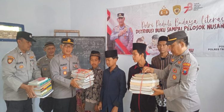 *Tingkatkan Budaya Literasi, Polisi di Trenggalek Salurkan Bantuan Buku*