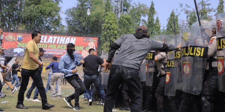 Pastikan Kesiapan Anggota Jelang Pemilu 2024, Polres Madiun Gelar Latihan Sispamkota