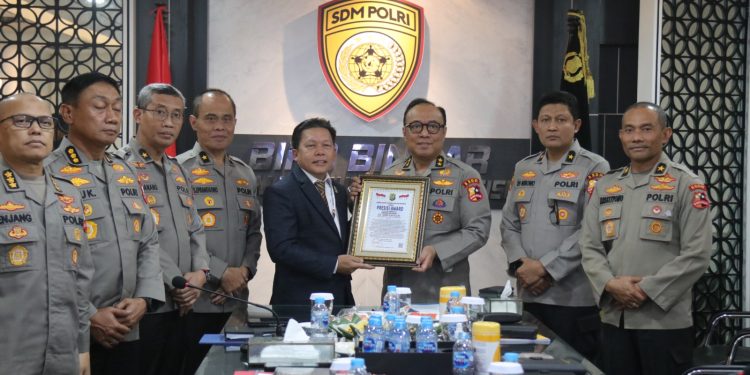 As SDM Irjen Dedi Prasetyo Terima Presisi Award Berkat Keterbukaan Rekrutmen Polri