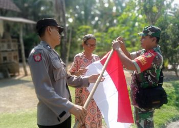 Gugah Semangat Nasionalisme, Polisi dan Tiga Pilar Di Trenggalek Bagikan Bendera Merah Putih