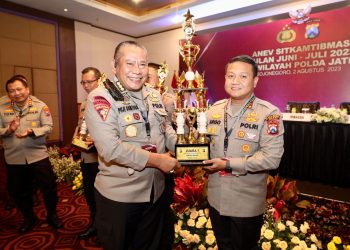 AKBP Argowiyono Menerima Piala dari Polda Jatim sebagai Juara 1 Kategori ‘Siap Semeru Award’