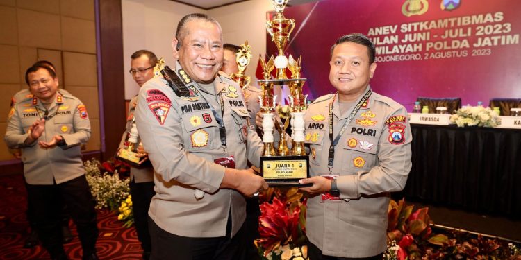 AKBP Argowiyono Menerima Piala dari Polda Jatim sebagai Juara 1 Kategori ‘Siap Semeru Award’